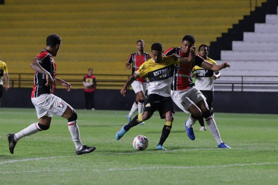 Jogadores comemorando a vitória
