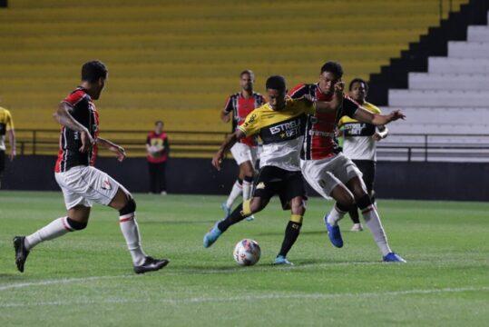 Jogadores comemorando a vitória