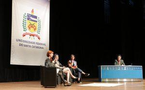 Mulheres pesquisadoras na conferência da UFSC