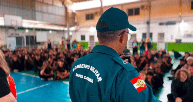 Bombeiros participam de simulado de evacuação escolar em Balneário Camboriú