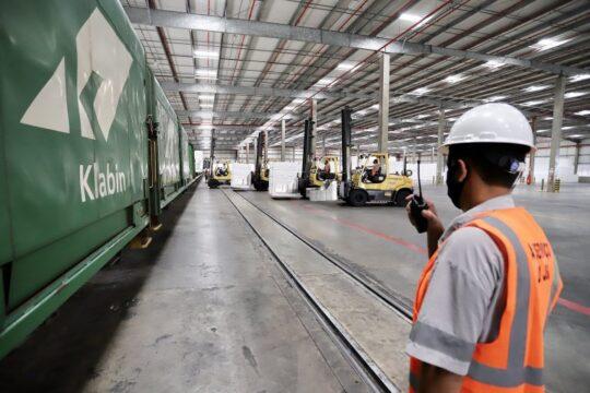 Vagões de carga em movimento em linha ferroviária
