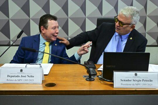 Taxistas comemorando a eliminação da taxa de verificação de taxímetros