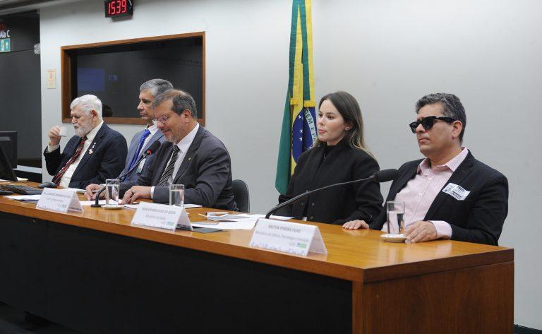 Idosa utilizando tecnologia assistiva