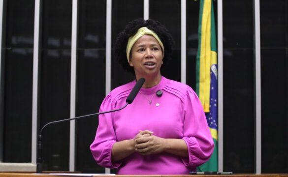 Mulher realizando teste genético para detecção de câncer