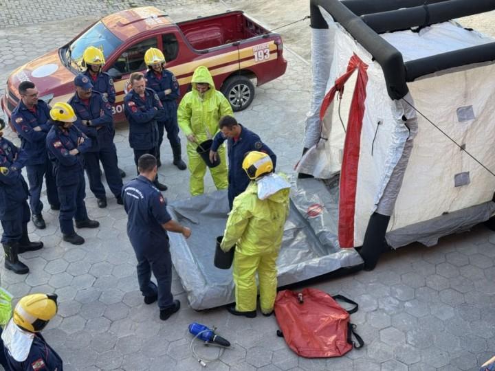 Bombeiros em treinamento