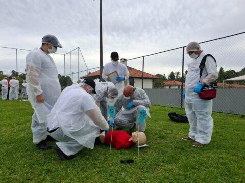 Agentes participando de treinamento em desastres