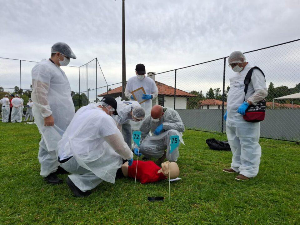 Agentes participando de treinamento em desastres