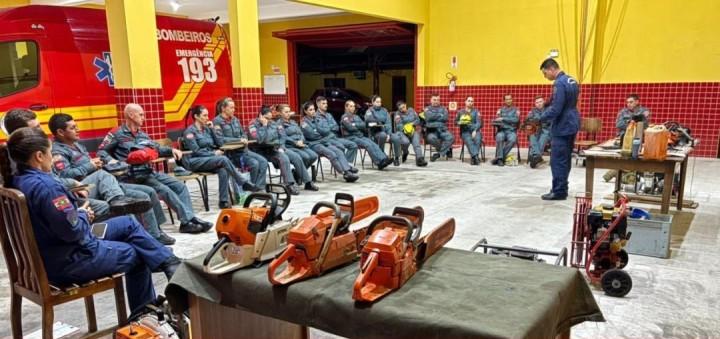 Bombeiros com equipamentos motomecanizados