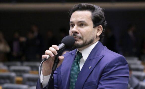 Ilustração de troco sendo entregue a um consumidor