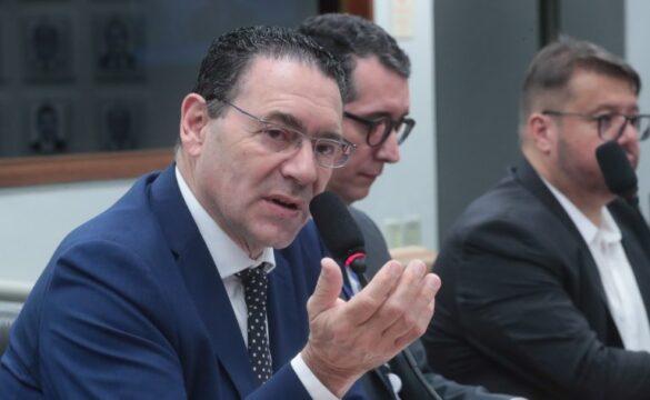 Cigarros em venda proibida perto de escolas