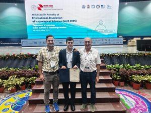 Vinícius Bogo recebendo o Prêmio Falkenmark 2025 da IAHS