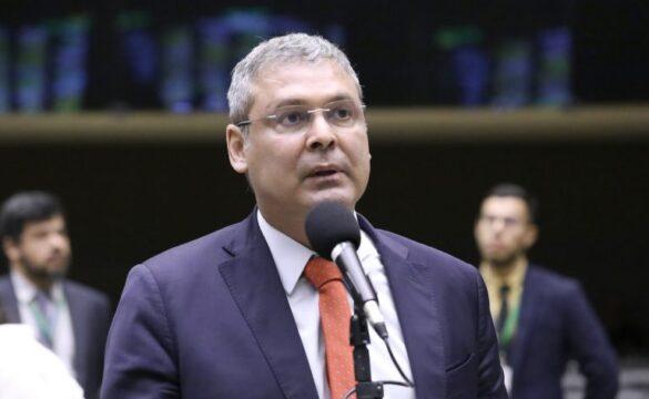 Deputados votando em plenário