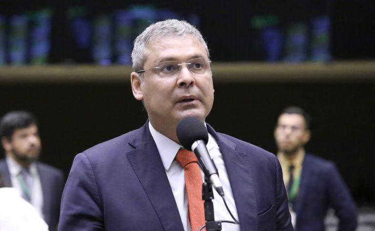 Deputados votando em plenário