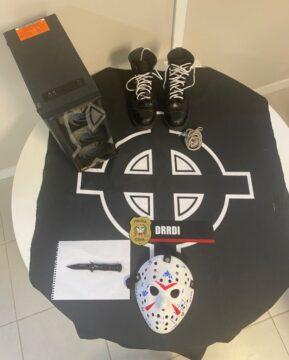 adolescente com símbolos nazistas