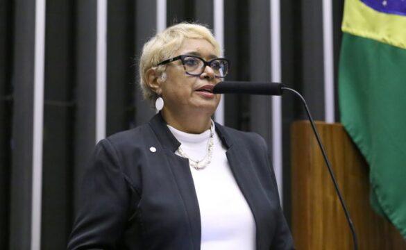 Profissionais de enfermagem praticando ginástica laboral