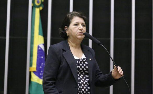 Ilustração de mãos segurando um coração