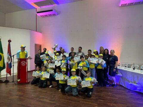 Crianças participando das atividades educativas