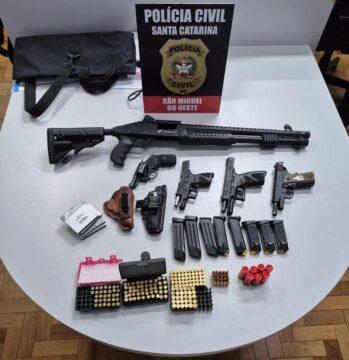 Armas e munições apreendidas em operação policial