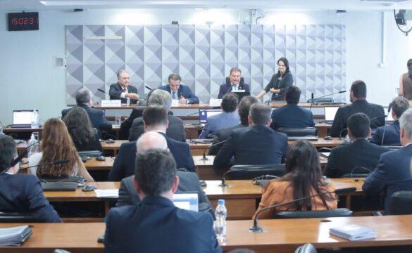 Família recebendo botijão de gás do programa