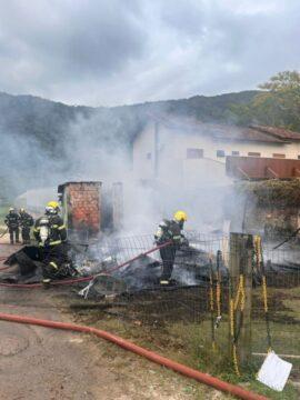 Equipe de bombeiros em ação