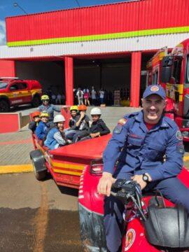 Crianças participando de atividades educativas no quartel do CBMSC em São Domingos
