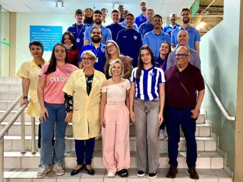 Jogadores do Avaí interagem com crianças no hospital