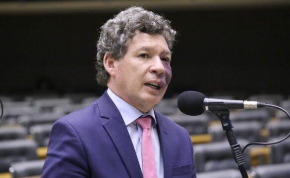 Imagem ilustrativa de representantes municipais discutindo políticas públicas