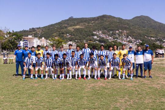 Equipe de futebol do Avaí comemorando a conquista da Liga Municipal Sub-15