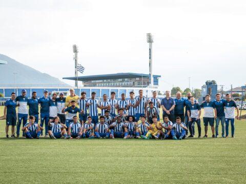 Equipe de futebol do Avaí Sub-17 comemorando vitória