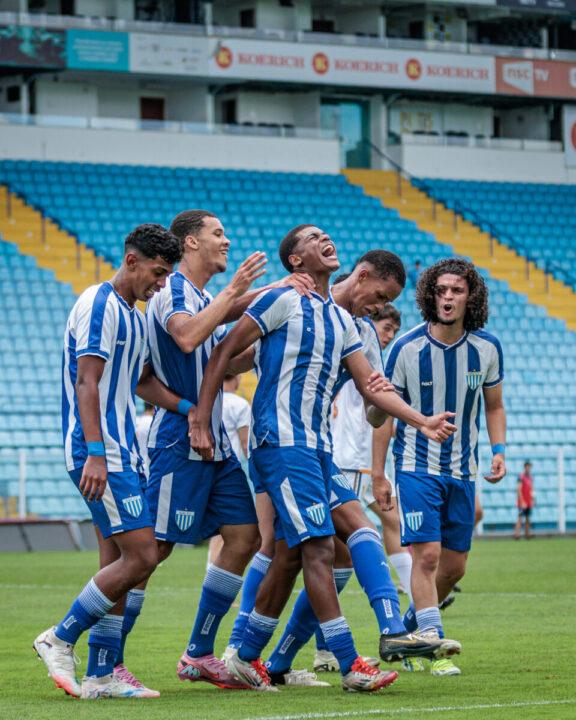 Equipe Sub-17 do Avaí enfrentando o Internacional
