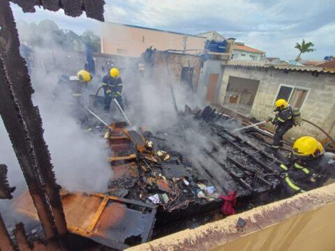 Bombeiros Salvam Cão em Residência em Carianos