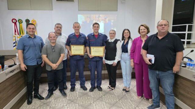 Bombeiros do CBMSC realizando salvamento de bebê