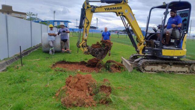 Campo de futebol sintético do CFA iluminado à noite