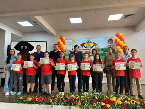 Crianças participantes do Programa Bombeiro Mirim em Iporã do Oeste