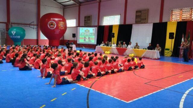 Crianças recebendo certificados do Programa Bombeiro Mirim em Itapiranga