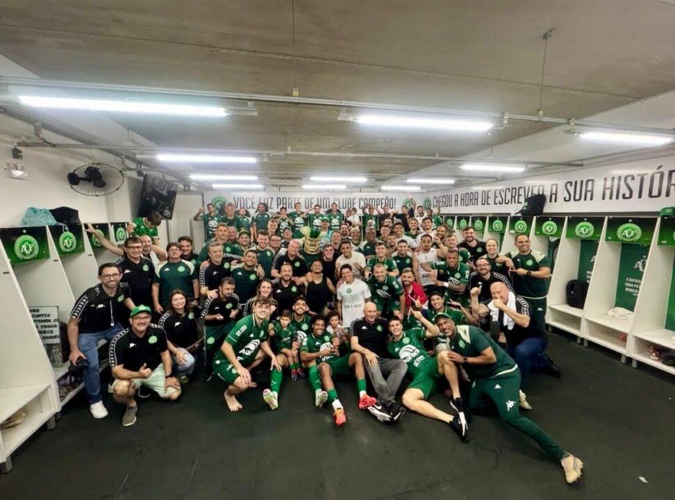Jogadores da Chapecoense comemoram acesso para Série A