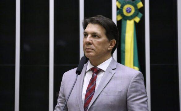 Imagem de um laboratório com amostras para coleta de material genético