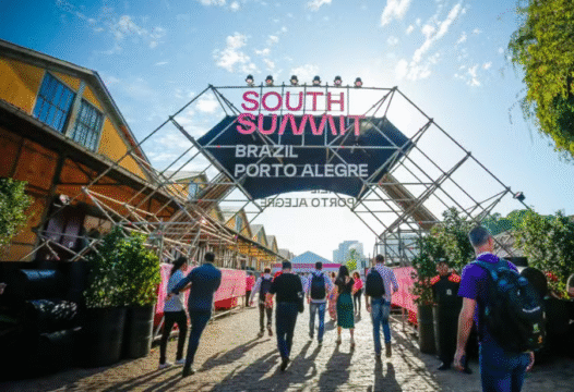 Startups apresentando pitch em evento de inovação