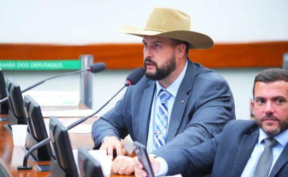 Motorista em pausa durante viagem