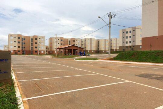 Família de baixa renda em condomínio Minha Casa, Minha Vida