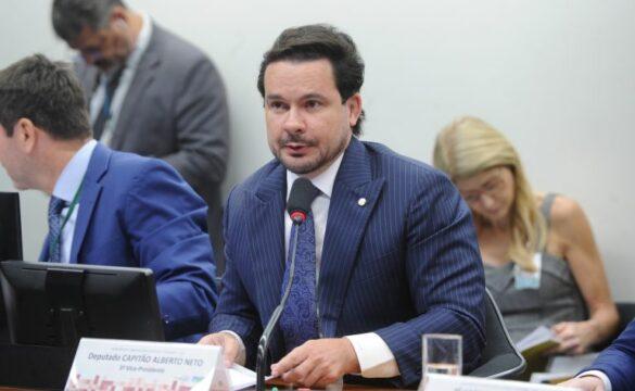 Ilustração de militares discutindo legislação previdenciária