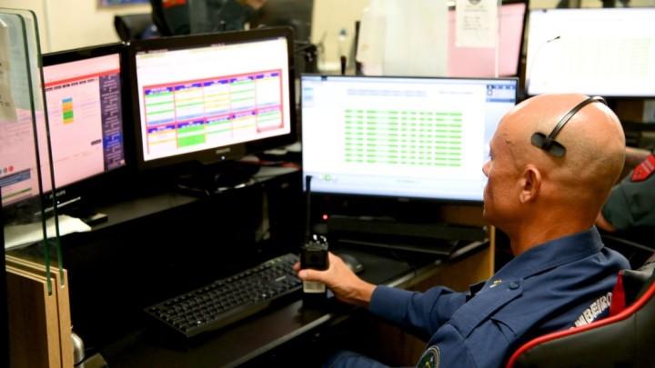 Equipe de bombeiros em deslocamento para atendimento