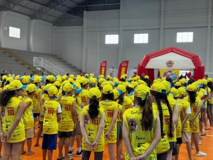 Crianças formadas em segurança aquática