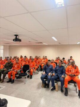 Bombeiros em treinamento durante curso de combate a incêndios