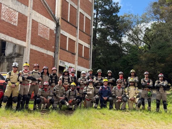 Bombeiros em treinamento prático de resgate em estruturas