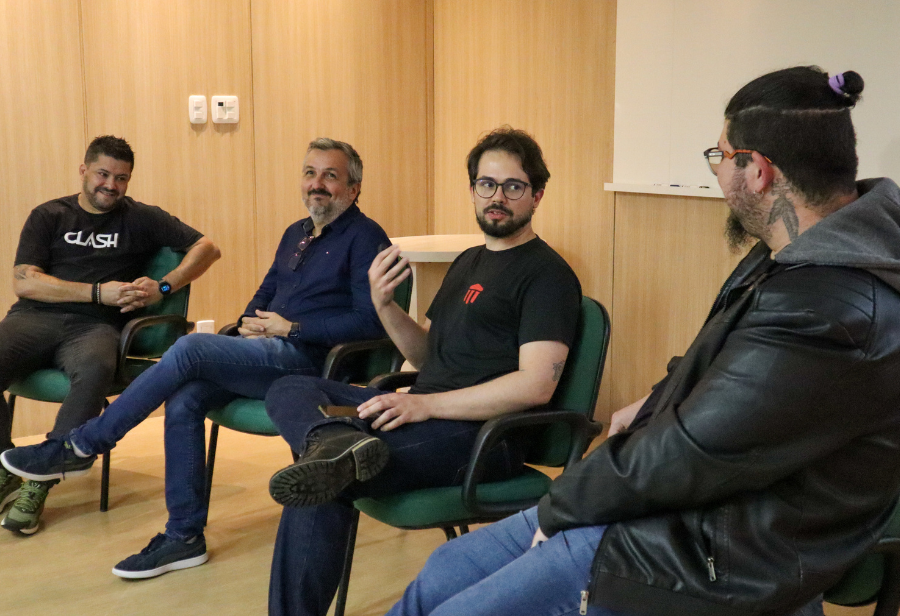 Empreendedores discutindo inovação em evento tecnológico