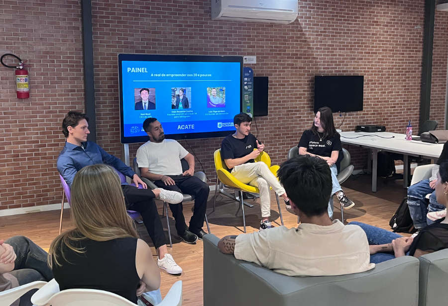 Jovens empreendedores compartilhando experiências em evento