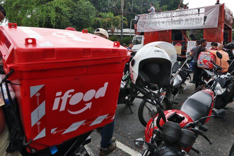 Entregador do aplicativo iFood fazendo entrega