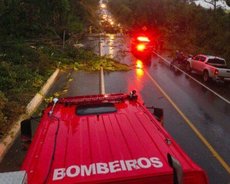 Equipes do Corpo de Bombeiros Militar de Santa Catarina em ocorrência de ventos
