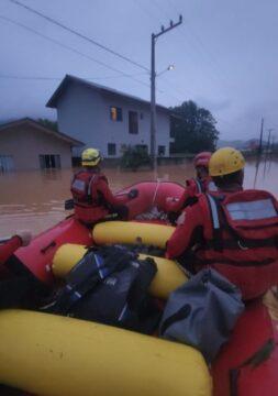 Bombeiros em operação durante enchente em Luiz Alves